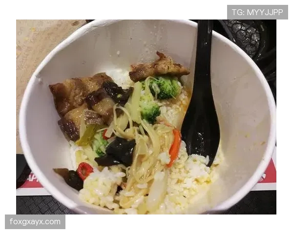 柳雅慧训练完直接啃生鸡胸肉，这自律看得我饭都吃不香了